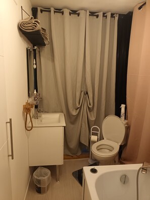 Combined shower/tub, hair dryer, towels - U Santu Francescu Modular Studio Type Maisonette (Volpajola)