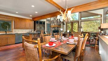 Studio (5 Bedrooms) | Dining