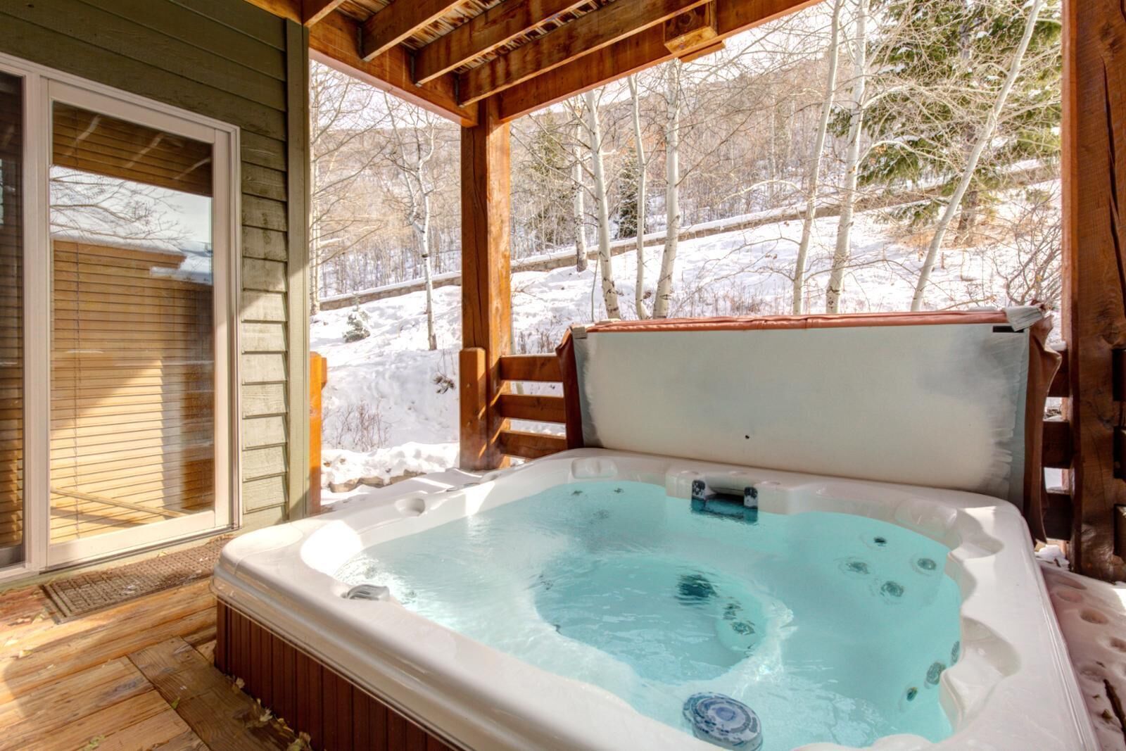 K B M Resorts: Pac-2410, Hot Tub, Mountain Views, Wood Fireplace!