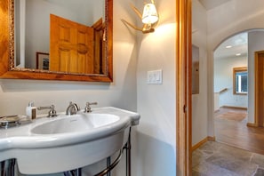Estudio (5 Bedrooms) | Baño | Regadera, amenidades de baño de diseñador, secadora de cabello