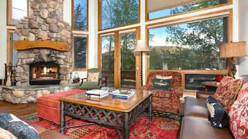 Studio (5 Bedrooms) | Oppholdsområde | TV, peis og DVD-spiller