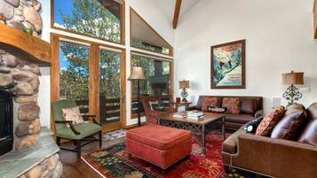 Studio (5 Bedrooms) | Living room | TV, fireplace, DVD player