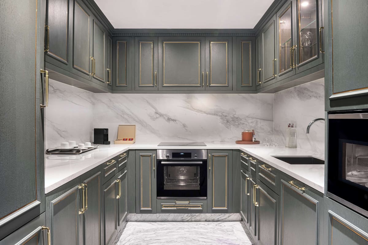 deluxe suite, 1 king bed (residential) | private kitchen | electric kettle