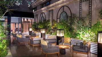 2 restaurantes, se sirve desayuno