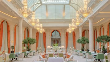 2 restaurantes, se sirve desayuno