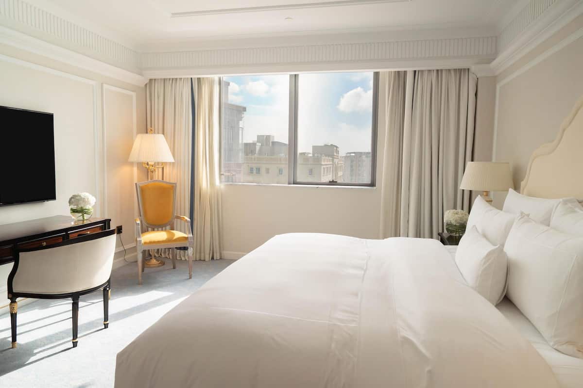 Deluxe kamer, 1 kingsize bed | Italiaanse Frette-lakens, luxe beddengoed, donsdekens, een minibar