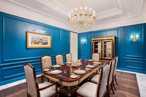 Living area - The Plaza Doha, LXR Hotels & Resorts (Doha)