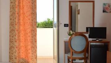 Una scrivania, postazione laptop, Wi-Fi gratuito, lenzuola