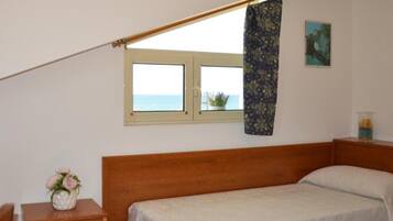 Meja kerja, ruang kerja ramah laptop, Wi-Fi gratis, dan seprai linen