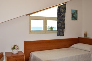 Desk, laptop workspace, free WiFi, bed sheets - ISOLABELLA (Ischitella)