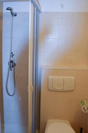 Secadora de cabello, bidet, toallas 