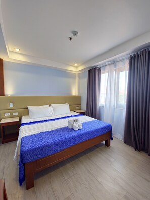 Premium Studio Suite | In-room safe, blackout drapes, iron/ironing board, free WiFi