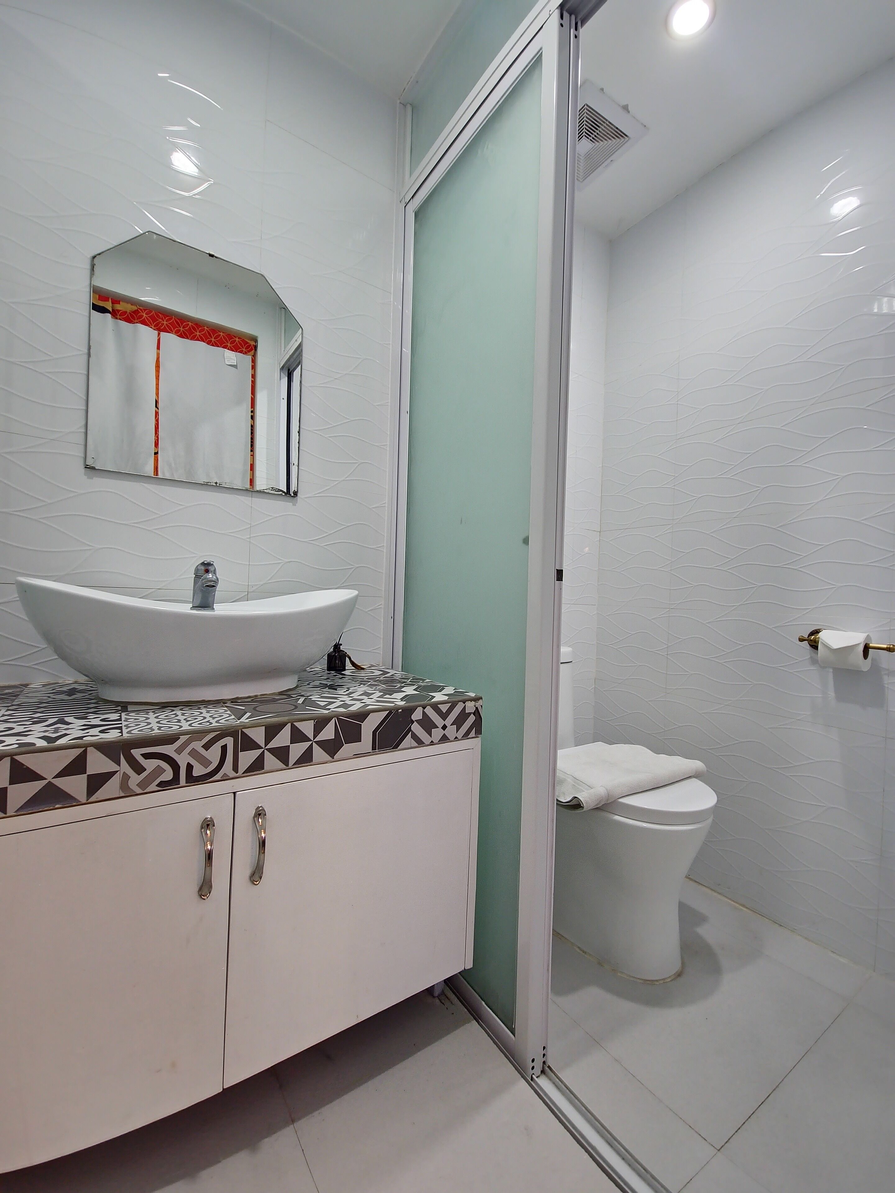 Habitación Deluxe | Baño | Artículos de higiene personal gratuitos, secador de pelo y zapatillas