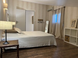 4 slaapkamers, een strijkplank/strijkijzer, reisbedje, gratis wifi