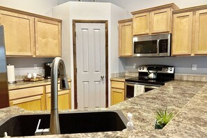 Jääkaappi, mikroaaltouuni, uuni, liesi