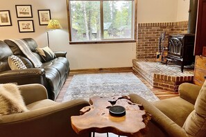 Älytelevisio, takka, kirjoja