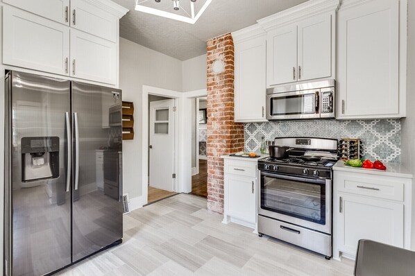 Een koelkast, een microgolfoven, een oven, een kookplaat