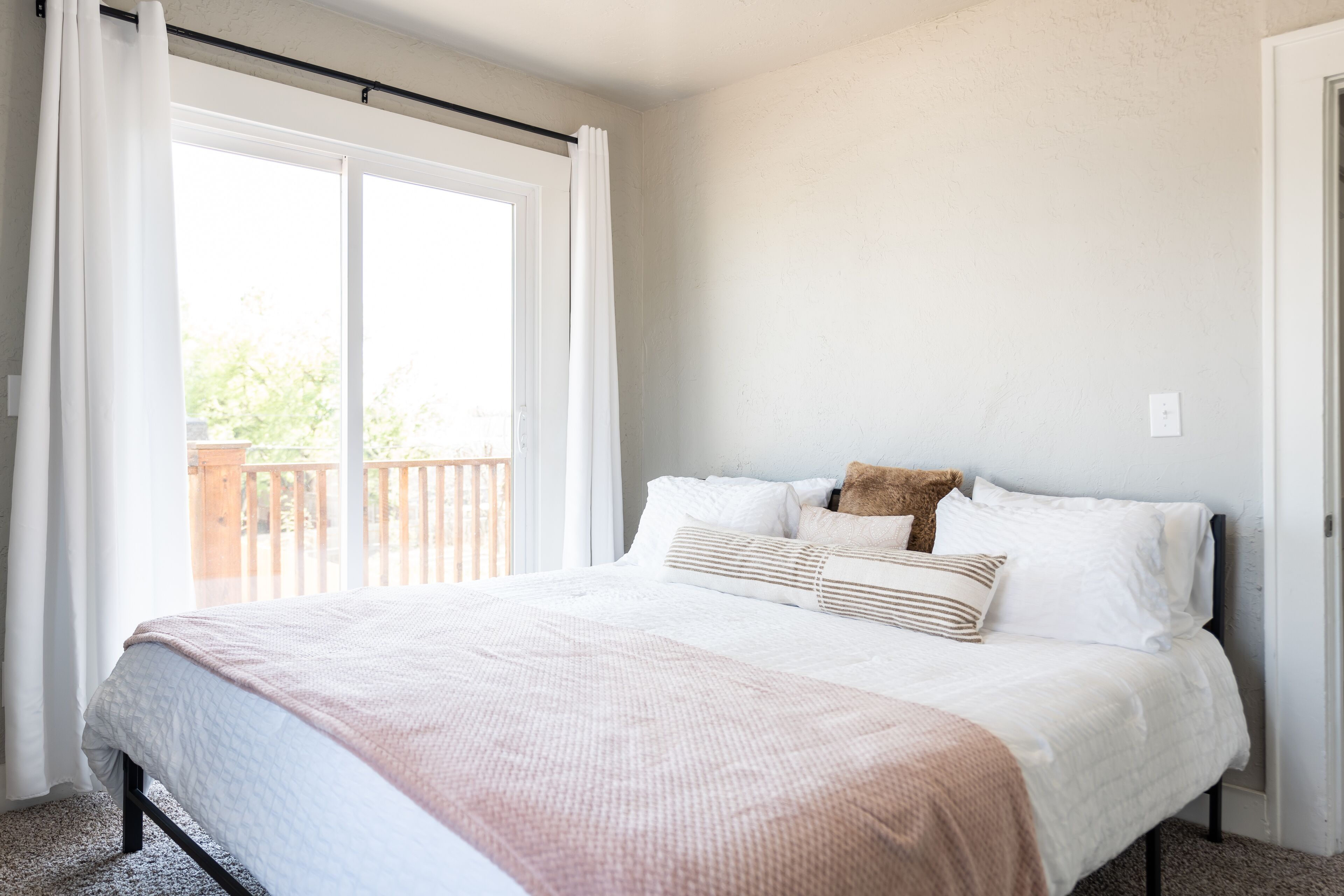 4 habitaciones, escritorio y tabla de planchar con plancha 