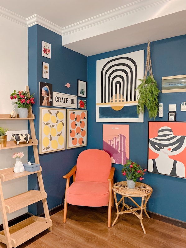 Appartement, 4 chambres, non-fumeur, baignoire | Aire de séjour | Téléviseur connecté de 40 po avec télévision numérique, téléviseur