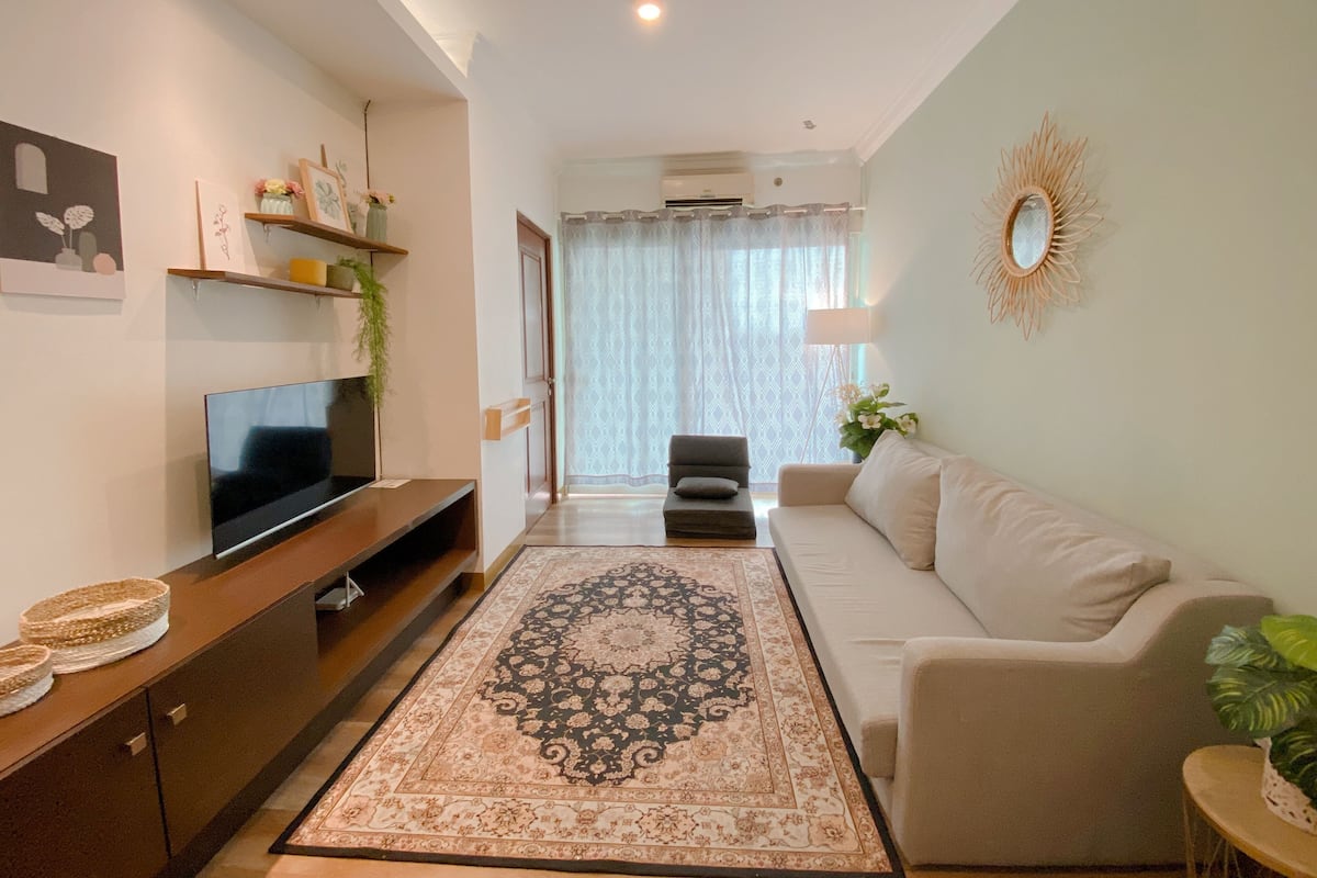 Departamento, 3 habitaciones, para no fumadores, 2 baños | Área de sala de estar | Smart TV de 40 pulgadas con canales digitales, televisión y Netflix