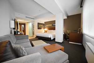Deluxe King Room | Minibar, in-room safe, desk, laptop workspace