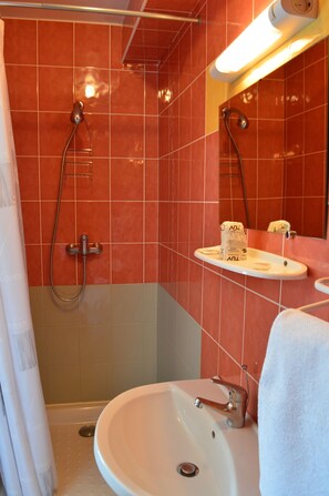 Habitación doble | Baño | Regadera, amenidades de baño gratuitas, secadora de cabello, toallas 