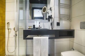 Shower, rainfall showerhead, free toiletries, hair dryer - Trip Park Hotel (Istanbul)
