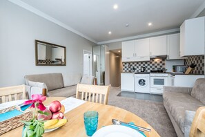 Fridge, microwave, oven, stovetop - Great apartment-12 minutes by tube to Oxford st! (London)