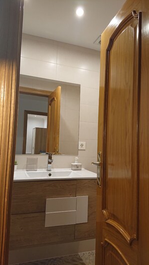 Een douche, handdoeken, toiletpapier