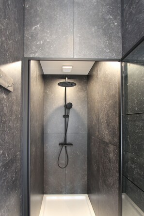 Dusche, Haartrockner, Handtücher, Toilettenpapier