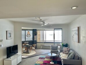 Smart TV - Boutique beach pad in the heart of Manly Beach - fully self contained (Sydney)