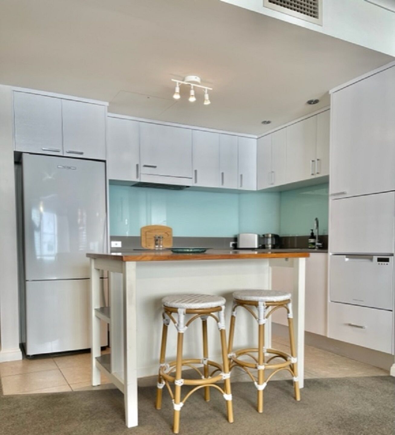 Boutique beach pad in the heart of Manly Beach - fully self contained — image 8