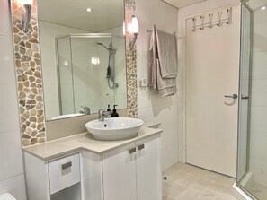 Bathtub, hair dryer, towels, soap - Boutique beach pad in the heart of Manly Beach - fully self contained (Sydney)