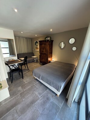 Free WiFi, bed sheets, wheelchair access