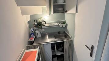 Réfrigérateur, plaque de cuisson, cafetiÚre/bouilloire