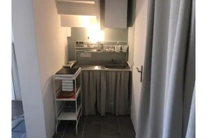 Fridge, stovetop, coffee/tea maker, electric kettle