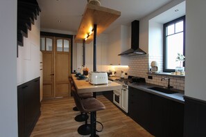 Een koelkast, een microgolfoven, een oven, een kookplaat