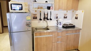 Studio | Private kitchen | Fridge, microwave, stovetop, electric kettle
