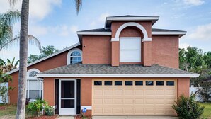 Einbungalow mit Garage, Eingangstür und einer kleinen Veranda.