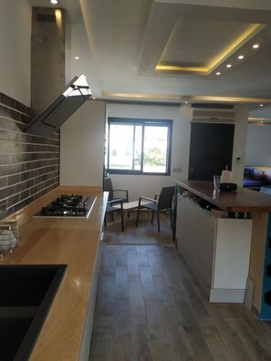 Fridge, microwave, oven, stovetop - Very nice studio in duplex of 150m2 in Carthage (Tunis)