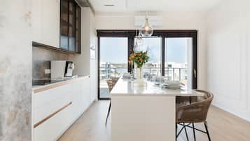 Design Apartment | Private kitchenette | Fridge, microwave, oven, stovetop