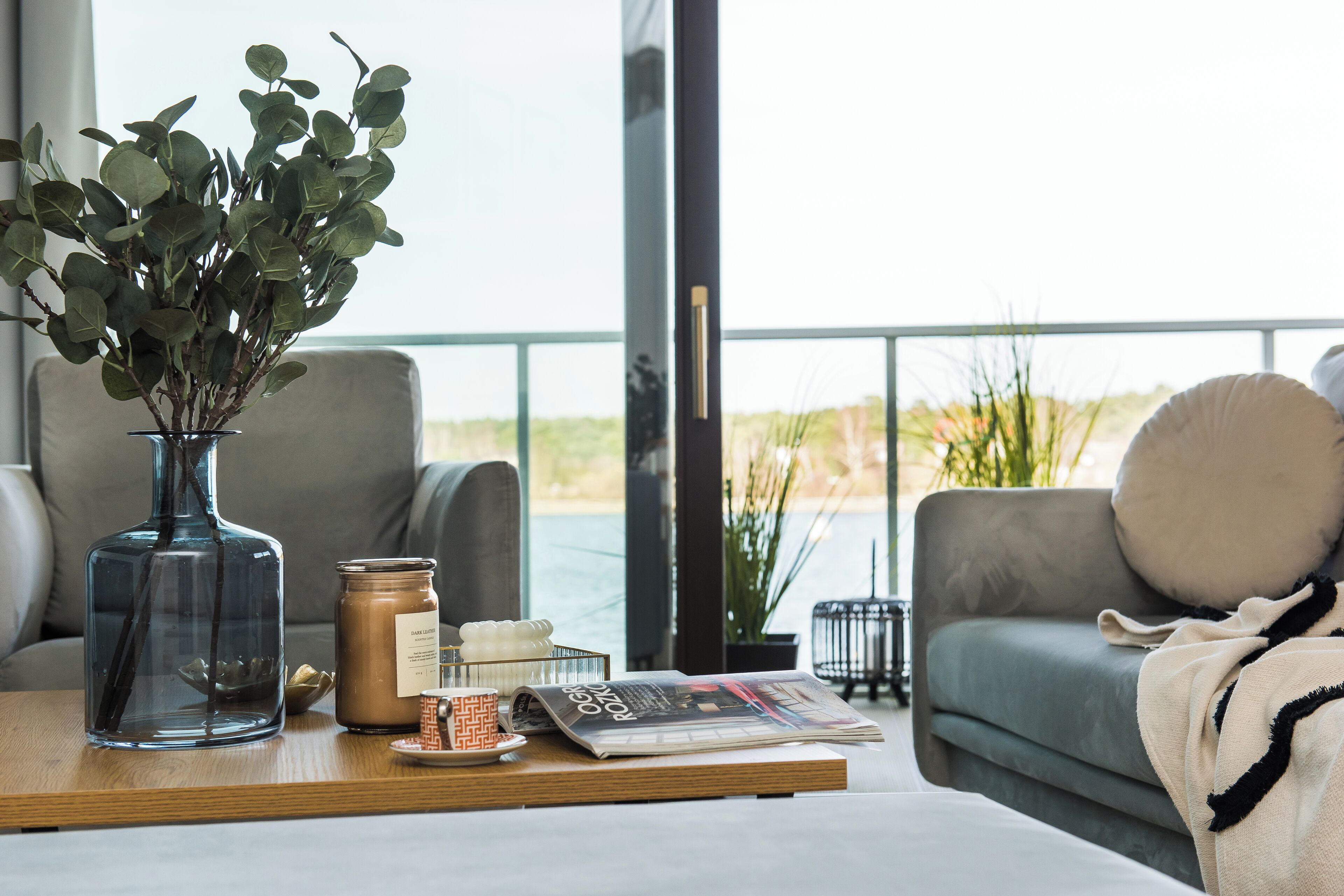 Deluxe Apartment | Living room | 40-inch Smart TV with satellite channels, TV