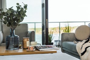 Departamento Deluxe | Sala de estar | Smart TV de 40 pulgadas con canales vía satélite y televisión