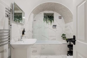 Bathtub, eco-friendly toiletries, hair dryer, towels - Marylebone Nook (Greater London)