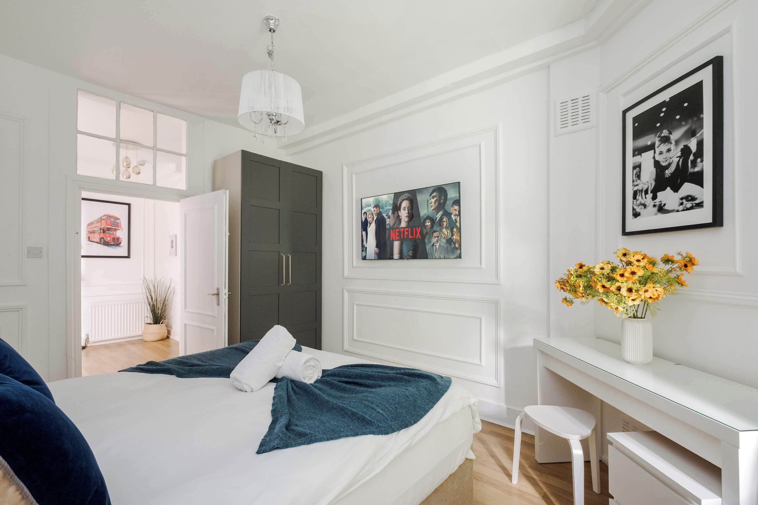 1 habitación, caja de seguridad en la habitación y escritorio 