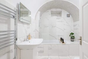 Banheira, produtos de toalete biodegradáveis, secador de cabelo, bidê