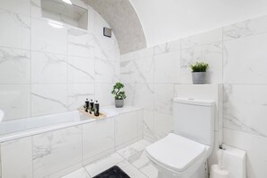 Bathtub, eco-friendly toiletries, hair dryer, towels - Marylebone Nook (Greater London)