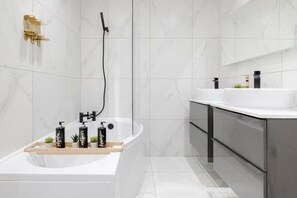 Een bad,  milieuvriendelijk toiletgerief, een haardroger, een bidet