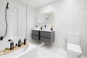 Baignoire, articles de toilette écologiques, sèche-cheveux, bidet
