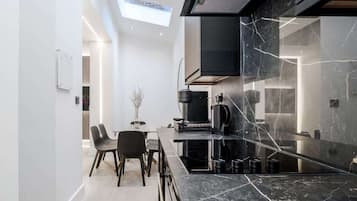 Een koelkast, een microgolfoven, een oven, een kookplaat